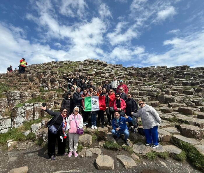 Grupo de Tours por Belfast sobre las columnas de basalto de la Calzada del Gigante