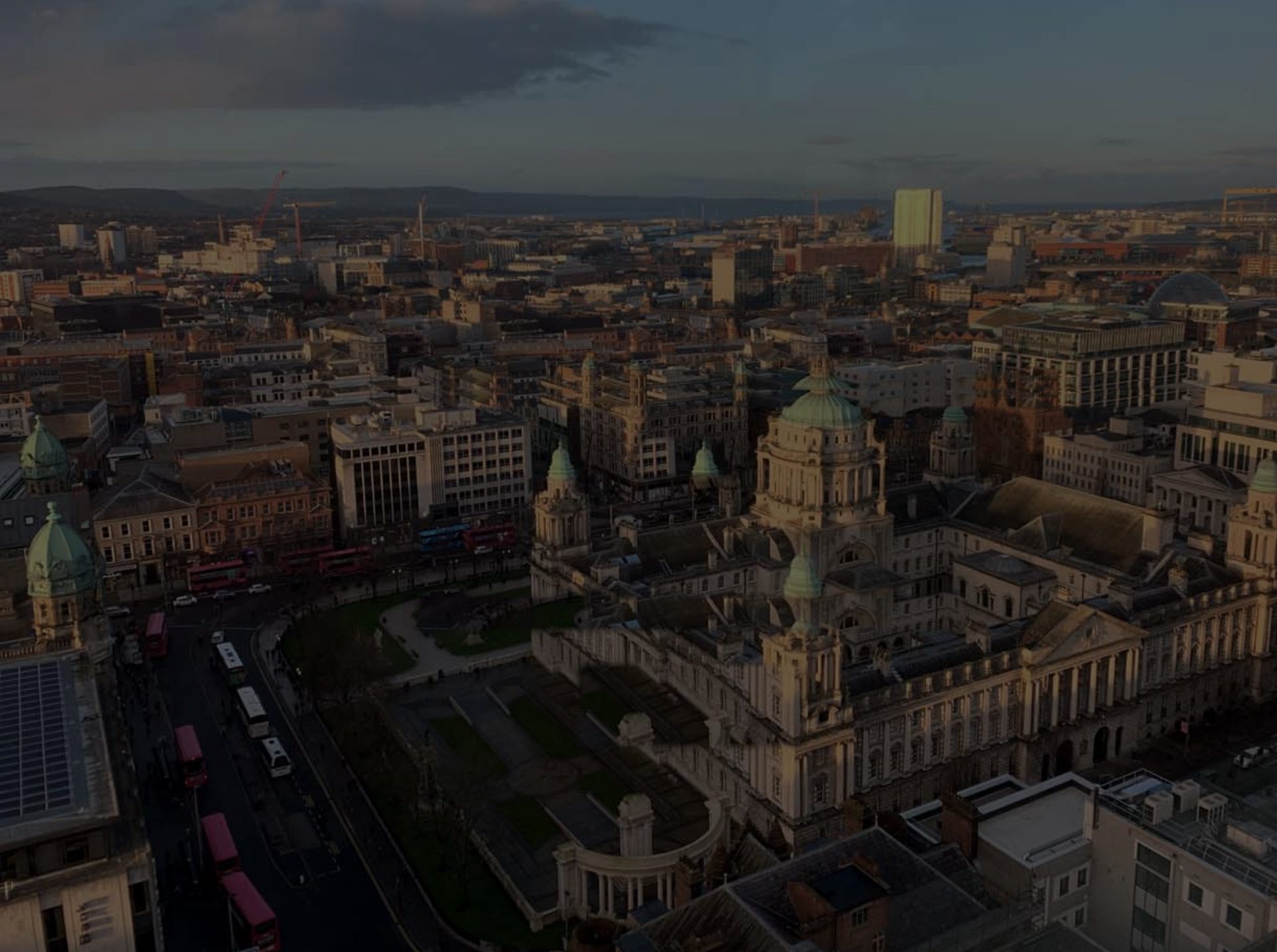 Vista aérea del Ayuntamiento de Belfast al atardecer