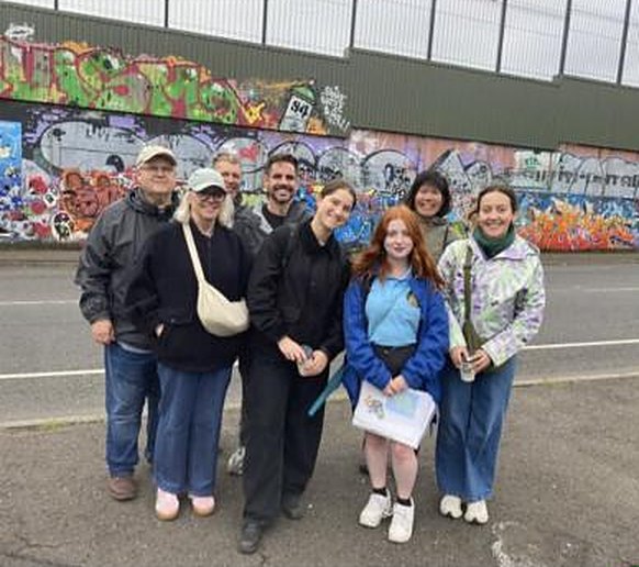Grupo de viajeros con su guía de Tours por Belfast