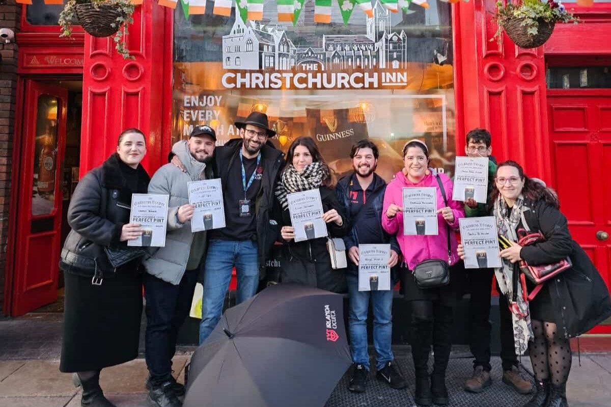 Grupo de Irlanda Oculta con su guía delante de un pub de Dublín